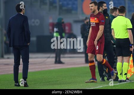 Roma, Lazio. 25 Feb 2021. 2/25/2021 - Edin Dzeko di Roma mostra la loro deiezione per i feriti durante la partita di calcio della Europa League COME Roma vs SC Braga nello stadio olimpico di Roma, 25 febbraio 2021. Fotografo01 (Photo by IPA/Sipa USA) Credit: Sipa USA/Alamy Live News Foto Stock