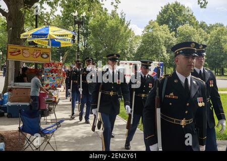 I membri della guardia d'onore dell'esercito degli Stati Uniti camminano durante la National Memorial Day Parade a Washington DC. (Foto di Jeremy Hogan / SOPA Images/Sipa USA)