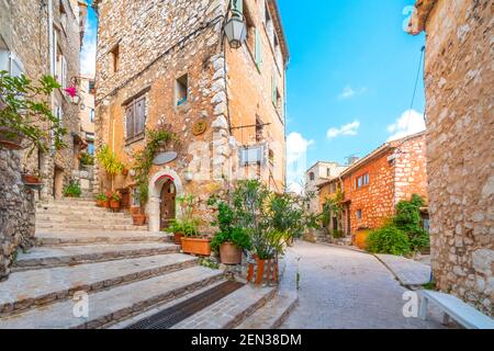 Una pittoresca strada secondaria nel villaggio medievale di Tourrettes sur Loup nella zona Alpes Maritimes della Francia meridionale. Foto Stock