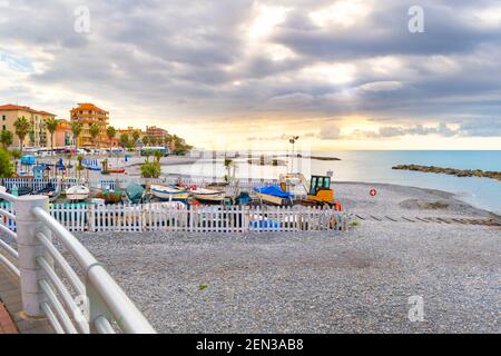 Sole mattutino lungo il Mar Mediterraneo nella località costiera di Ventimiglia, in Italia, sulla Riviera Italiana. Foto Stock