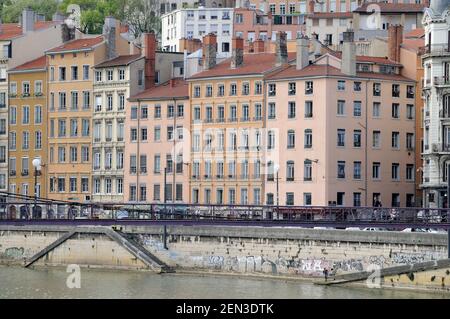 Edifici sulla Saône da Pont la Feuillee Foto Stock