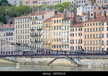 Edifici sulla Saône da Pont la Feuillee Foto Stock