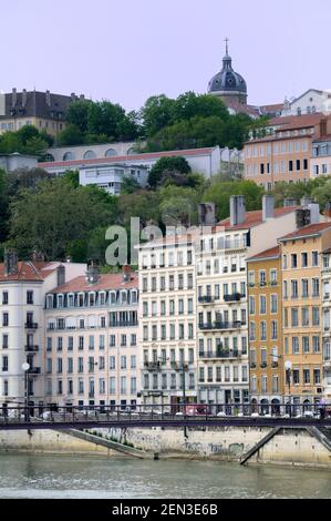 Edifici sulla Saône da Pont la Feuillee Foto Stock