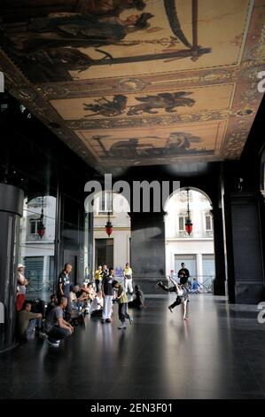 I giovani ballano nella piazza d'ingresso, la Nouvel Opera House Foto Stock