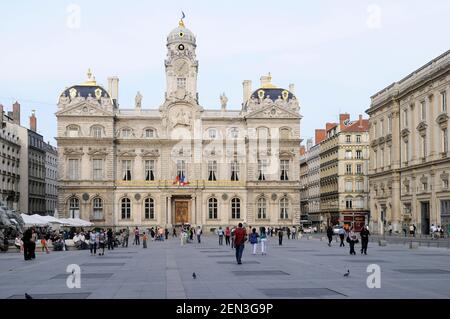 Una folla di persone sulla Place des Terreaux con L'Hotel de Ville sullo sfondo Foto Stock