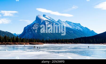 Banff, Canada - dicembre 2020 : bella vista dei laghi di Vermilion in inverno Foto Stock