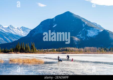 Banff, Canada - dicembre 2020 : bella vista dei laghi di Vermilion in inverno Foto Stock