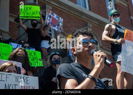 Atene, Ohio, Stati Uniti. 27 Settembre 2020. Il manifestante parla ai colleghi di fronte al Clerk dei tribunali della contea di Atene durante la dimostrazione.centinaia di manifestanti si trovano di fronte al Clerk dei tribunali della contea di Atene per protestare contro la morte di George Floyd da parte del responsabile della polizia di Minneapolis Derek Chauvin, il razzismo in America e la brutalità della polizia. La protesta è durata un paio d'ore, ha coinvolto relatori e ha incluso una marcia a sud su Court Street, su College Green, attraverso la Class Gateway, a nord su N College St. E ad ovest su e Washington St. (Credit Image: © Stephen Zenner/SOPA Images via ZUMA Wir Foto Stock