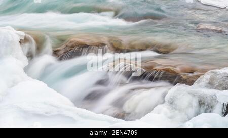 Fotografia a lunga esposizione di un ruscello in inverno Foto Stock