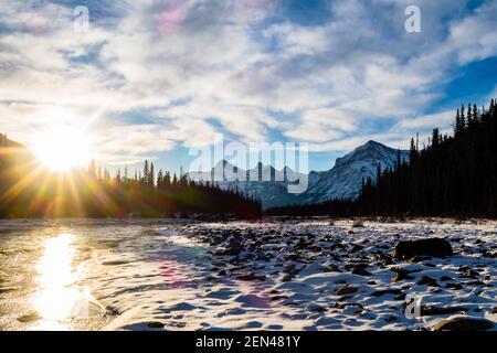 Splendida vista mattutina sul fiume Athabasca nel parco nazionale di Jasper, Canada Foto Stock