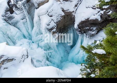 Splendida vista sulle cascate Sunwapta Upper Falls nel parco nazionale di Jasper, Canada Foto Stock