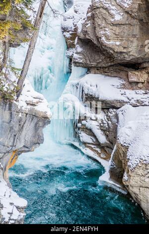 Splendida vista sulle cascate Sunwapta Upper Falls nel parco nazionale di Jasper, Canada Foto Stock