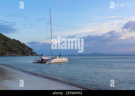 Nave vele bianche uno yacht nel golfo della Thailandia. Foto Stock
