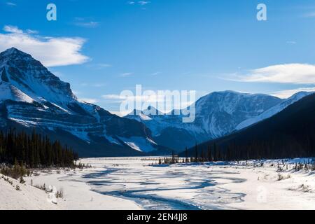 Splendida vista invernale sul fiume Athabasca nel parco nazionale di Jasper, Canada Foto Stock