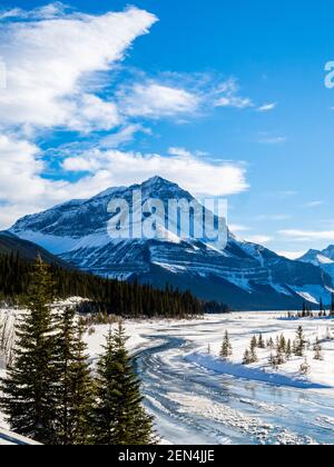 Splendida vista invernale sul fiume Athabasca nel parco nazionale di Jasper, Canada Foto Stock