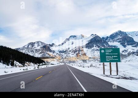 Splendida vista sulle cascate Frozen Athabasca in inverno, Canada Foto Stock