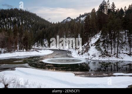 Circolo di ghiaccio rotante in una biforcazione sud del fiume Payette, Idaho. Foto Stock