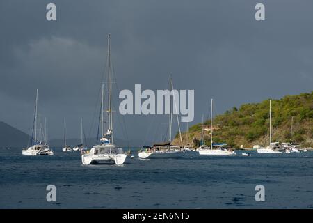 Barche all'ancora a Manchioneel Bay, Cooper Island, Isole Vergini Britanniche Foto Stock