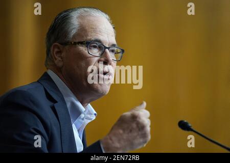 Washington, Stati Uniti. 25 Feb 2021. Il Sen. Mike Braun, R-Ind., parla durante un'audizione del Comitato di bilancio del Senato su Capitol Hill a Washington, DC, USA, giovedì 25 febbraio, 2021, esaminando i salari delle grandi società redditizie. Foto di Susan Walsh/Pool/ABACAPRESS.COM Credit: Abaca Press/Alamy Live News Foto Stock
