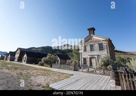 Vista della Masonic Lodge School House lungo la Main Street nella città fantasma di Bannack nella contea di Beaverhead, Montana. Fondata nel 1862 e dichiarata Foto Stock