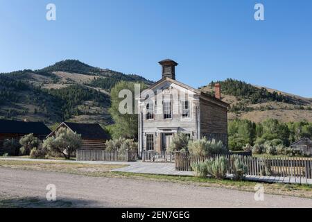 Vista della Masonic Lodge School House lungo la Main Street nella città fantasma di Bannack nella contea di Beaverhead, Montana. Fondata nel 1862 e dichiarata Foto Stock