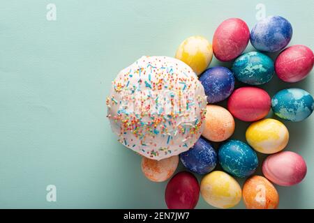 Carta minimalista torta di Pasqua e pasqua. Foto Stock