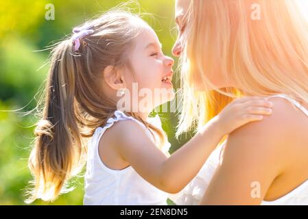 Mamma e figlia fuori. Felice famiglia amorevole madre e figlia in primavera. Foto Stock