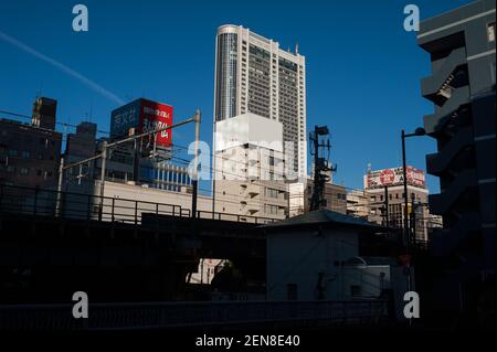 30.12.2017, Tokyo, Giappone, Asia - il paesaggio urbano della capitale giapponese con il Tokyo Dome Hotel sotto un cielo blu chiaro. Foto Stock