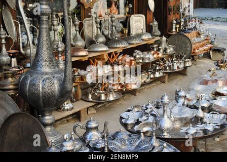 Un'esposizione di souvenir turchi tradizionali di bronzo e rame artigianale utensili da cucina e souvenir sul marciapiede in attesa dei clienti. Safranbolu Foto Stock