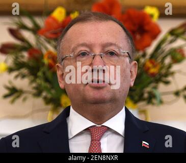 File photo datato 22/03/18 dell'ambasciatore russo Alexander Vladimirovich Yakovenko che parla ad una conferenza stampa presso l'ambasciata del suo paese a Londra, dopo l'attacco dell'agente nervoso di Salisbury contro il doppio agente russo Sergei Skripal e sua figlia Yulia. Le relazioni tra Regno Unito e Russia rimangono in una fase di "congelamento" tre anni dopo un attacco di armi chimiche a Salisbury ne ha ucciso uno e lasciato una città scossa. Data di emissione: Venerdì 26 febbraio 2021. Foto Stock