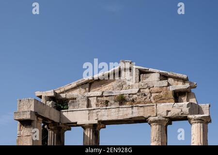 Atene Grecia. Porta di Atena Archegetis, il leader, a Agora romana, propylon in marmo con quattro colonne doriche sotto la collina dell'Acropoli e il cielo blu greco Foto Stock