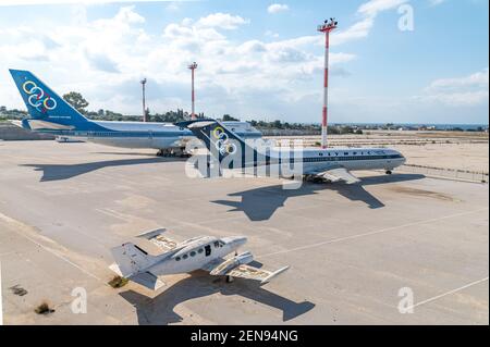 Aeromobili passeggeri di ex compagnie aeree olimpiche della vecchia Atene aeroporto Foto Stock