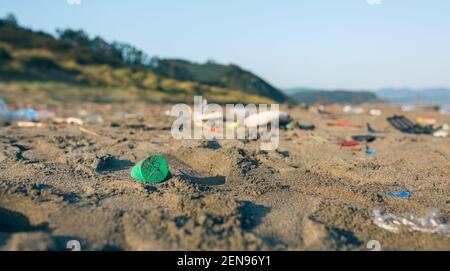 Spiaggia sporca paesaggio pieno di rifiuti Foto Stock