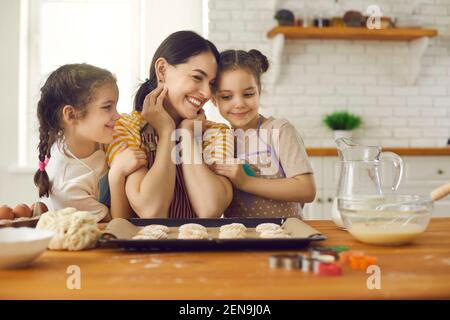 Cucina, cottura, godendo del tempo con il concetto dei bambini Foto Stock