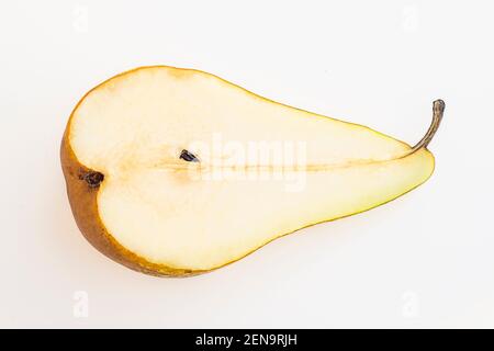 Pere fresche, un frutto mezzo giallo isolato su sfondo bianco Foto Stock