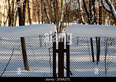 Neve sulla recinzione dopo una forte nevicata Foto Stock