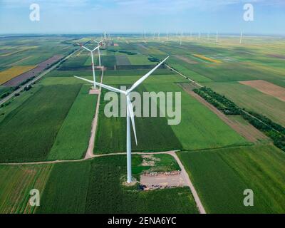 Energia elettrica che genera turbina eolica Vista aerea. Immagine aerea delle turbine eoliche giganti che ruotano in forti venti. Foto Stock