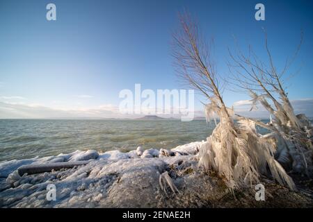 Bel lago ghiacciato Balaton con scalini in acciaio Foto Stock