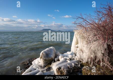 Bel lago ghiacciato Balaton con scalini in acciaio Foto Stock