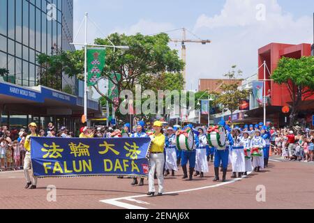 I membri di Falun Dafa (Falun Gong), una religione cinese, che marciano in una parata di Natale. Tauranga, Nuova Zelanda Foto Stock