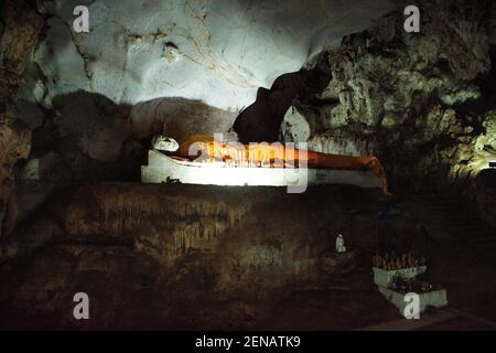 Statua di Buddha reclinata a Tham Muang sulla grotta di pietra calcarea montagna situata di Mae on per la gente thailandese e stranieri i viaggiatori visitano respect pray Foto Stock