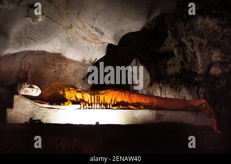 Statua di Buddha reclinata a Tham Muang sulla grotta di pietra calcarea montagna situata di Mae on per la gente thailandese e stranieri i viaggiatori visitano respect pray Foto Stock