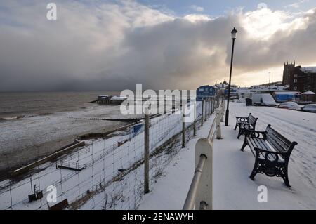 Una giornata innevata a Cromer, Norfolk, Inghilterra, Regno Unito Foto Stock