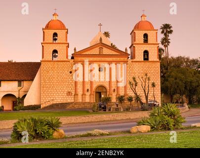 Missione Santa Barbara all'alba, Santa Barbara, California, USA Foto Stock