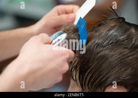 Primo piano di un razore elettrico utilizzato da un Barbiere Foto Stock