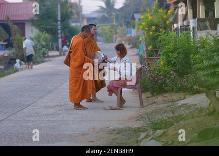 Kalasin, Thailandia - 22 febbraio 2021 : la gente sta mettendo il cibo nei monaci al mattino. Foto Stock