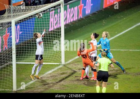 Danielle VAN DE DONK (NED/No 10) testa la palla il gol a 2: 1, contro sinistra a destra Sophia KLEINHERNE (GER), Sara DOORSOUN (GER), goalhueterin/goalwart Merle FROHMS (GER), header, azione, Soccer gioco internazionale donne, mini-torneo - tre Nazioni. Un obiettivo, Paesi Bassi (NED) - Germania (GER), il 24 febbraio 2021 a Venlo/Paesi Bassi. ¬ | utilizzo in tutto il mondo Foto Stock