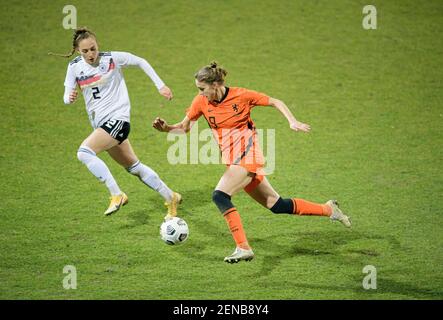 Sophia KLEINHERNE 1 (GER) nel duello contro Vivianne MIEDEMI (NED), azione, duelli, calcio Laderspiel donne, mini-torneo - tre Nazioni. Un obiettivo, Paesi Bassi (NED) - Germania (GER) 2: 1, il 24 febbraio 2021 a Venlo/Paesi Bassi. ¬ | utilizzo in tutto il mondo Foto Stock