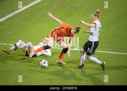 Da sinistra a destra Sophia KLEINHERNE (GER), Vivianne MIEDEMI (NED), Alexandra POPP (GER) azione, duelli, donne di calcio Laenderspiel, mini-torneo - tre Nazioni. Un obiettivo, Paesi Bassi (NED) - Germania (GER) 2: 1, il 24 febbraio 2021 a Venlo/Paesi Bassi. ¬ | utilizzo in tutto il mondo Foto Stock