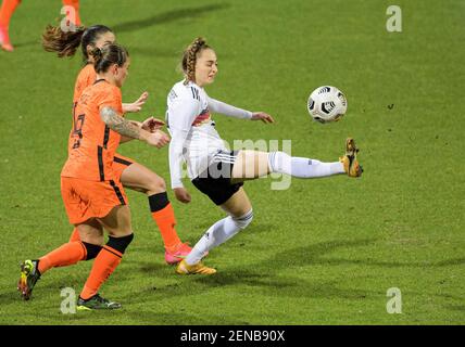 Sophia KLEINHERNE r. (GER) in duelli contro Sherida SPITSE (NED), azione, calcio Laderspiel donne, mini-torneo - tre Nazioni. Un obiettivo, Paesi Bassi (NED) - Germania (GER), il 24 febbraio 2021 a Venlo/Paesi Bassi. ¬ | utilizzo in tutto il mondo Foto Stock